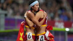 Jeux asiatiques : la Chine a censuré cette photo de deux athlètes. Était-ce pour une référence perçue à Tiananmen ?