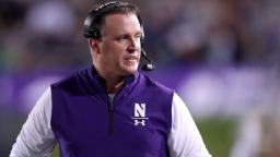 Pat Fitzgerald, ancien entraîneur de football, poursuit Northwestern pour 130 millions de dollars pour licenciement abusif suite au scandale du bizutage