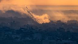 Des vidéos montrent de nouveaux détails sur la façon dont le Hamas a lancé une attaque surprise contre Israël