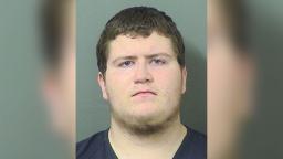 Un homme de Floride arrêté après que la police a déclaré avoir trouvé des menaces écrites de fusillade