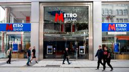 Metro Bank : un milliardaire colombien prend le contrôle d'un prêteur britannique en difficulté