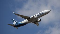 Un pilote en congé a tenté de prendre le contrôle du vol d'Alaska Airlines avant d'être maîtrisé, selon une source et la compagnie aérienne.