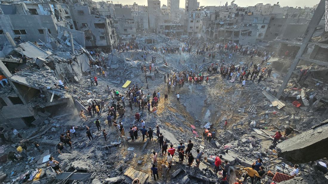 الحرب بين إسرائيل وحماس، والأزمة في غزة، وتجمع الحشود عند معبر رفح