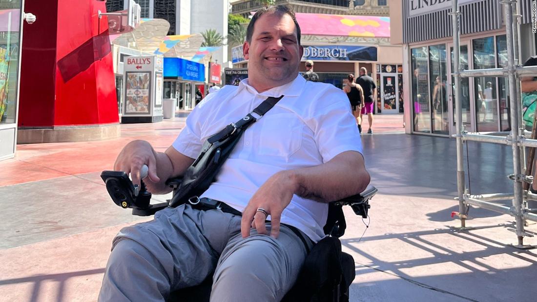 Wheelchair passenger says he had to drag himself off Air Canada plane CNN.com – RSS Channel