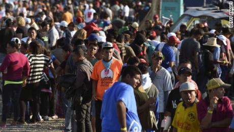 La caravana migrante sigue estancada en M xico las personas piden ayuda