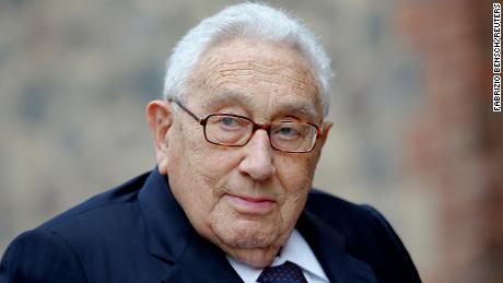 FILE PHOTO: Former U.S. Secretary of State Henry Kissinger arrives for a memorial service for late Social Democratic senior politician Egon Bahr at St. Mary&#39;s Church in Berlin, Germany, September 17, 2015. REUTERS/Fabrizio Bensch/File Photo