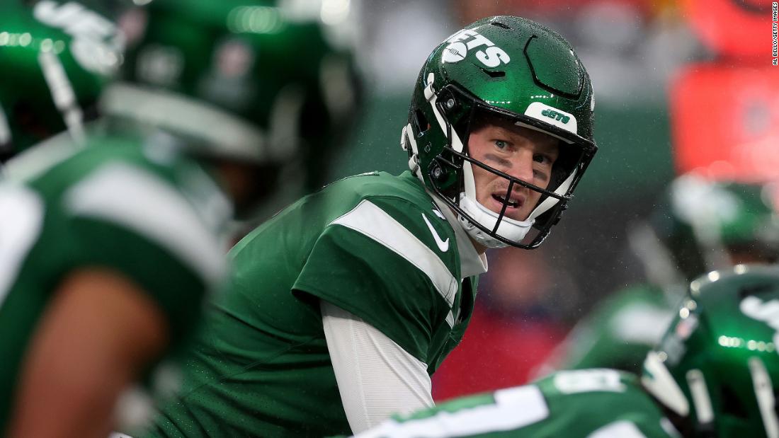 New York Jets quarterback Tim Boyle prepares to snap the ball during the Jets&#39; 13-8 loss to the Atlanta Falcons on December 3.
