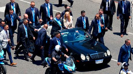 Javier Milei detuvo la caravana presidencial para saludar a un perro