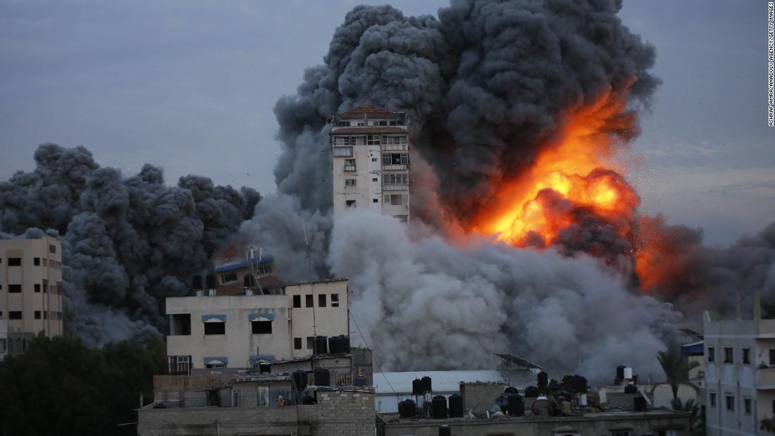 A guerra Israel-Hamas se intensifica, a crise humanitária em Gaza piora