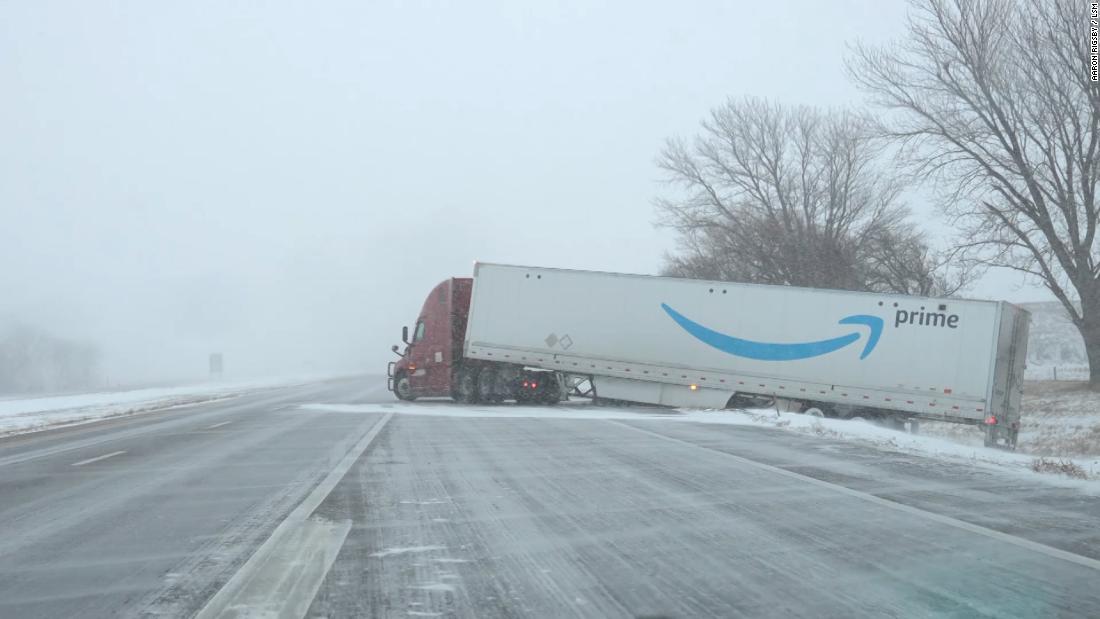 Mira como una nevada causó estragos en una carretera de Nebraska - CNN ...