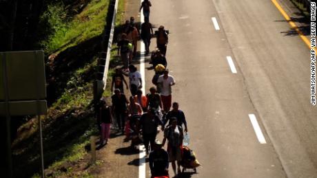 Caravana de migrantes en M xico se moviliza hacia la frontera norte con el objetivo de llegar a Estados Unidos