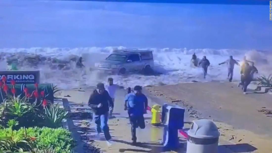 Una docena de personas fueron arrastradas por las olas en California ...