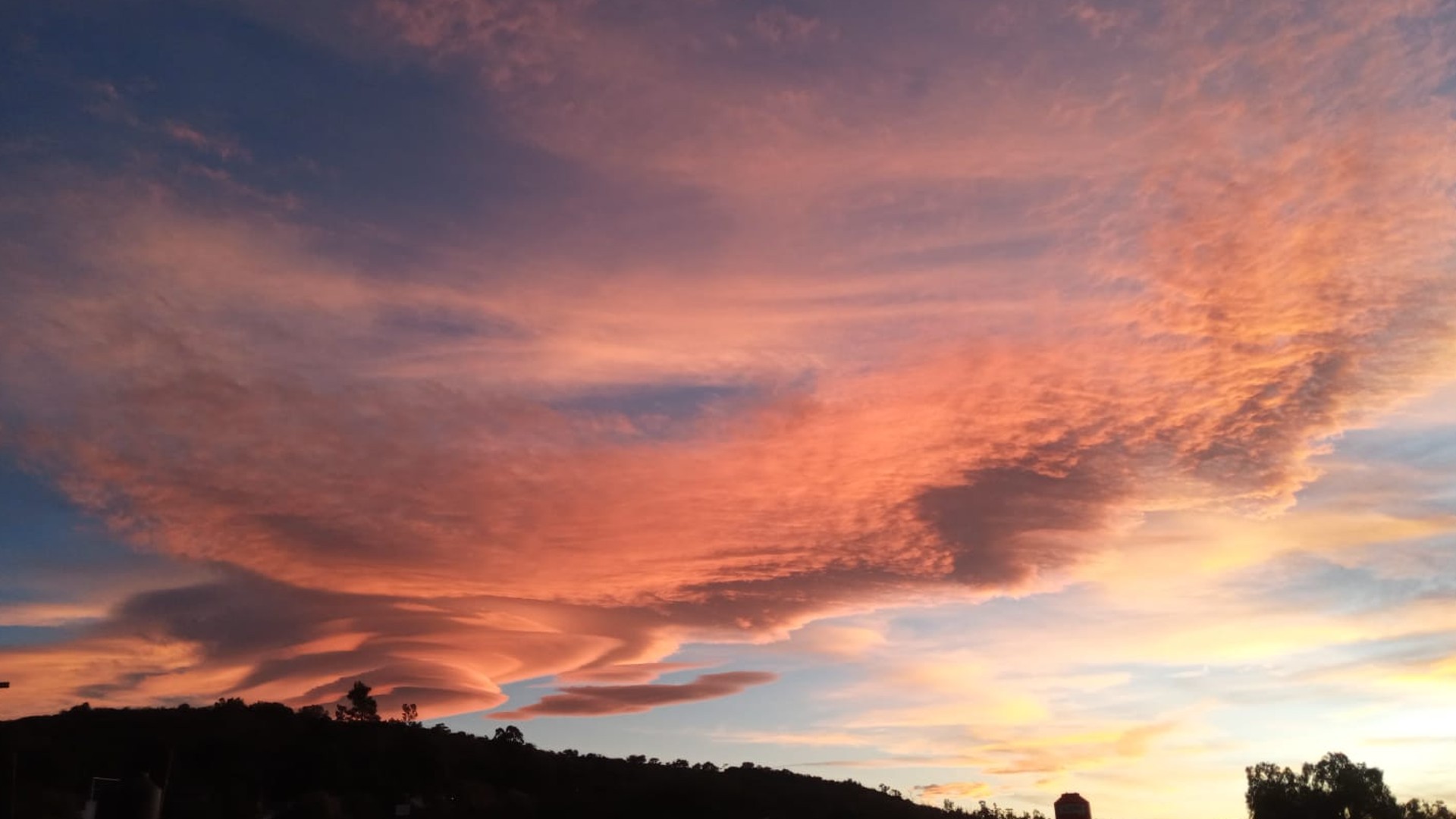 ¿Qué son las nubes lenticulares que sorprendieron a la Ciudad de México?