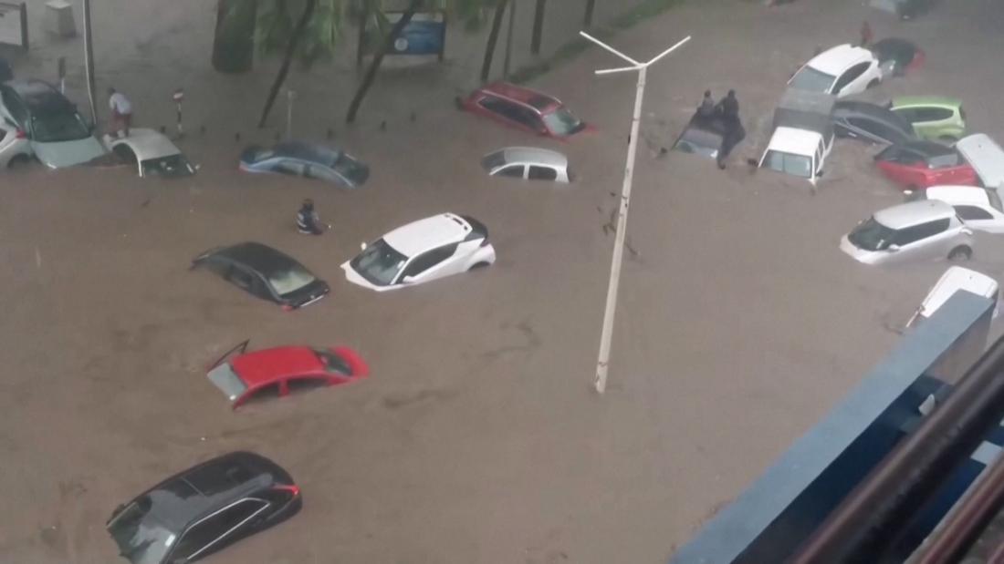 Autos bajo el agua por las intensas lluvias en Mauricio - CNN Video