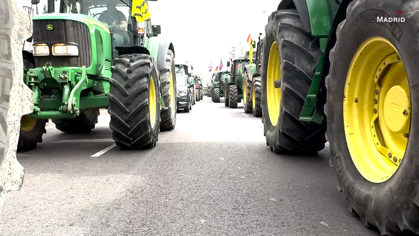 Miles De Agricultores Y Ganaderos Montados En Sus Tractores Colapsan El ...