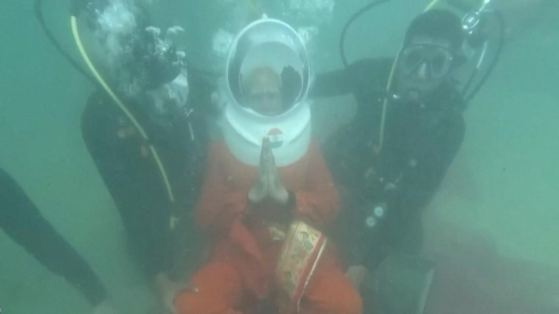 El primer ministro de la India rezó en un templo sumergido en el agua ...