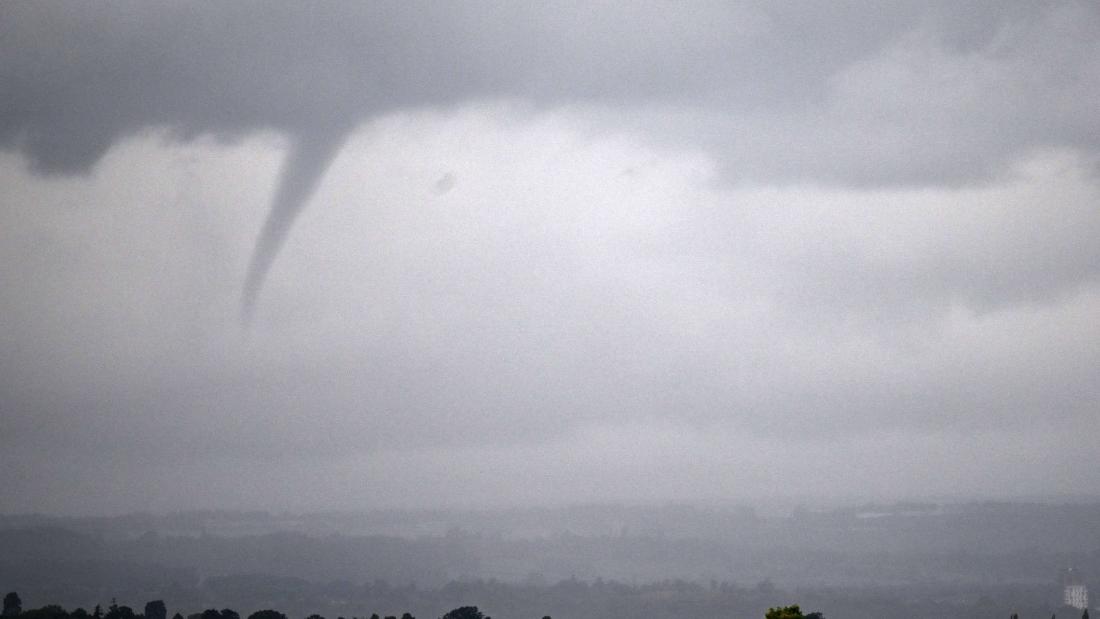 Captan imágenes de una nube gris con forma de embudo en un tornado de ...