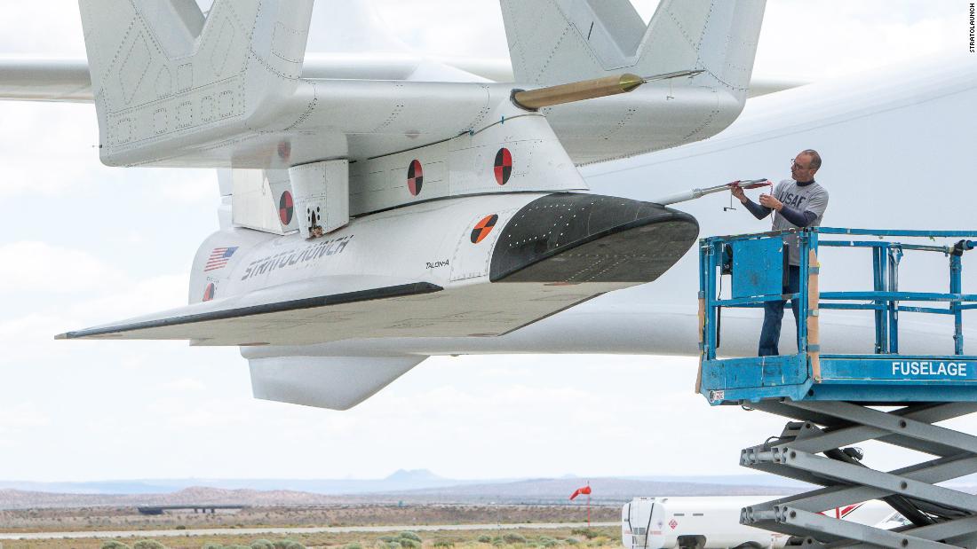 Stratolaunch prueba con éxito los motores de su nave hipersónica - CNN ...