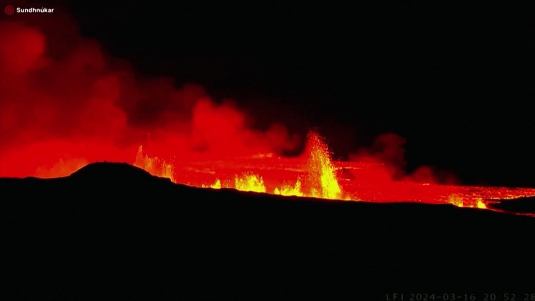 Así de rápido fluye la lava de este volcán de Islandia - CNN Video