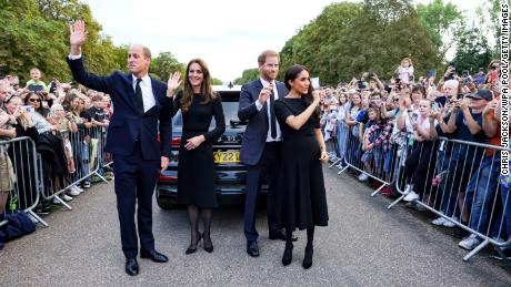 WINDSOR, ENGLAND - SEPTEMBER 10: Catherine, Princess of Wales, Prince William, Prince of Wales, Prince Harry, Duke of Sussex, and Meghan, Duchess of Sussex wave to crowd on the long Walk at Windsor Castle on September 10, 2022 in Windsor, England. Crowds have gathered and tributes left at the gates of Windsor Castle to Queen Elizabeth II, who died at Balmoral Castle on 8 September, 2022. (Photo by Chris Jackson - WPA Pool/Getty Images)