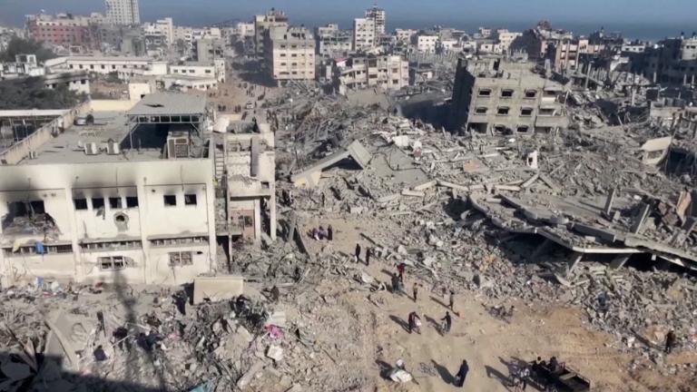 Encuentran casi 300 cadáveres en una fosa común en un hospital de Khan  Younis, dice la Defensa Civil de Gaza