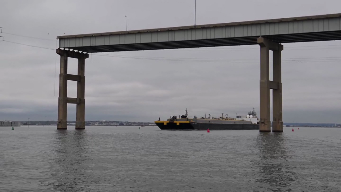 Así cruzó el primer buque en transitar el canal alternativo tras el colapso del puente en Baltimore Video