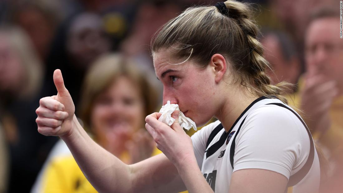 Iowa&#39;s Kate Martin gives a thumbs up after sustaining an injury in the second half.