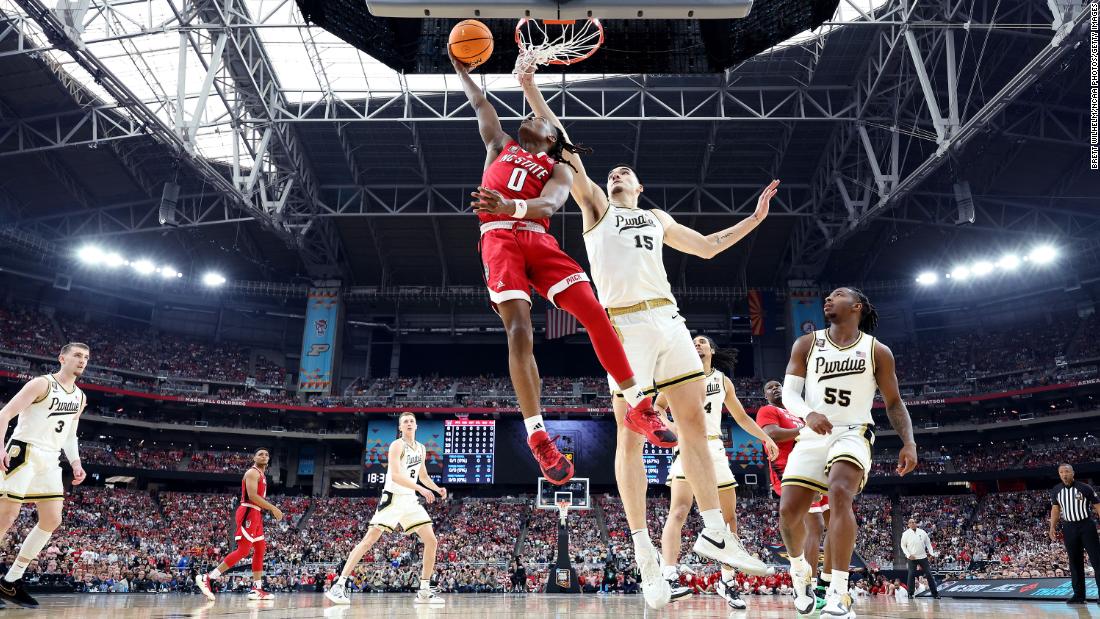 Horne goes for a layup against Edey.