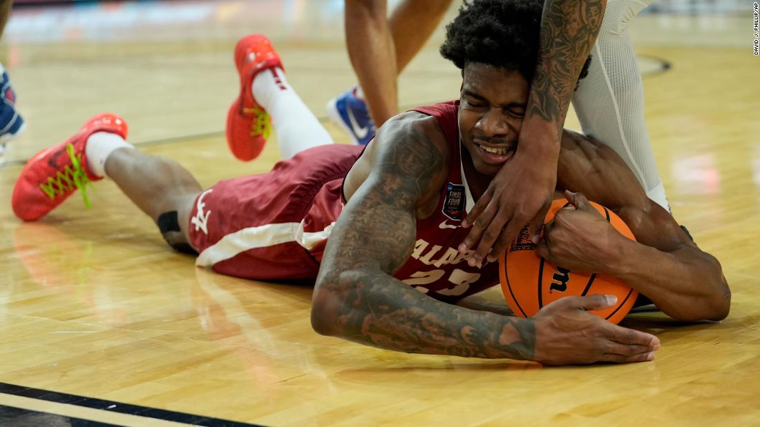 Alabama forward Nick Pringle battles for a loose ball.