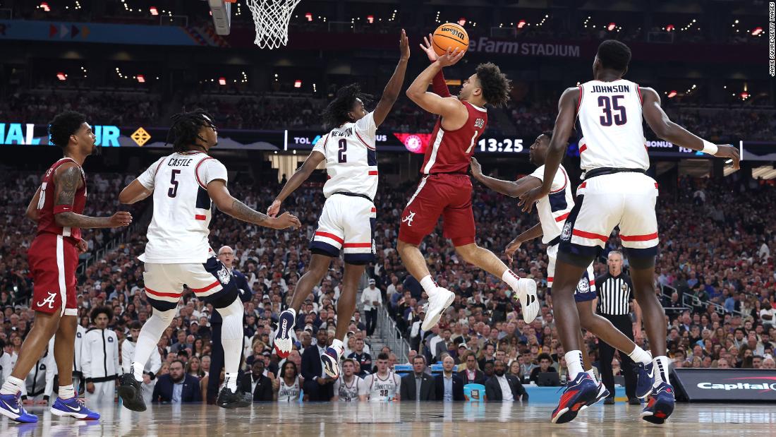 Alabama&#39;s Mark Sears attempts a shot during the first half.