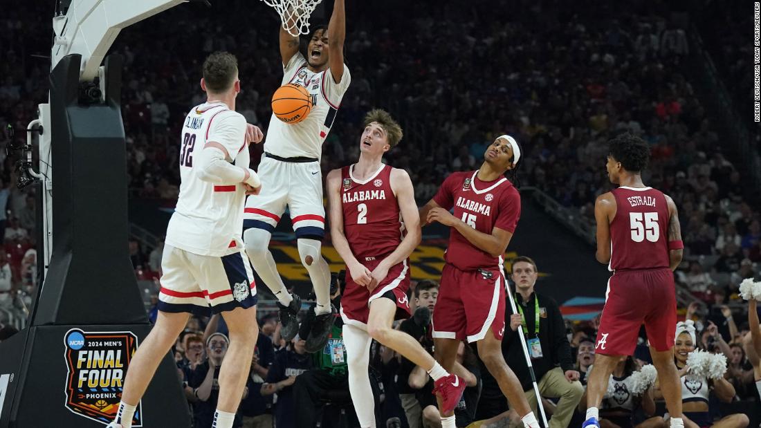Huskies guard Stephon Castle throws down a dunk. He was UConn&#39;s leading scorer with 21 points.