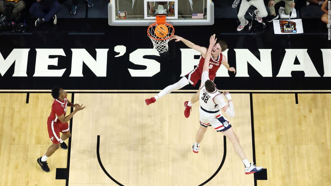 Alabama&#39;s Grant Nelson dunks over Clingan in the second half. Nelson racked up 19 points during the game.