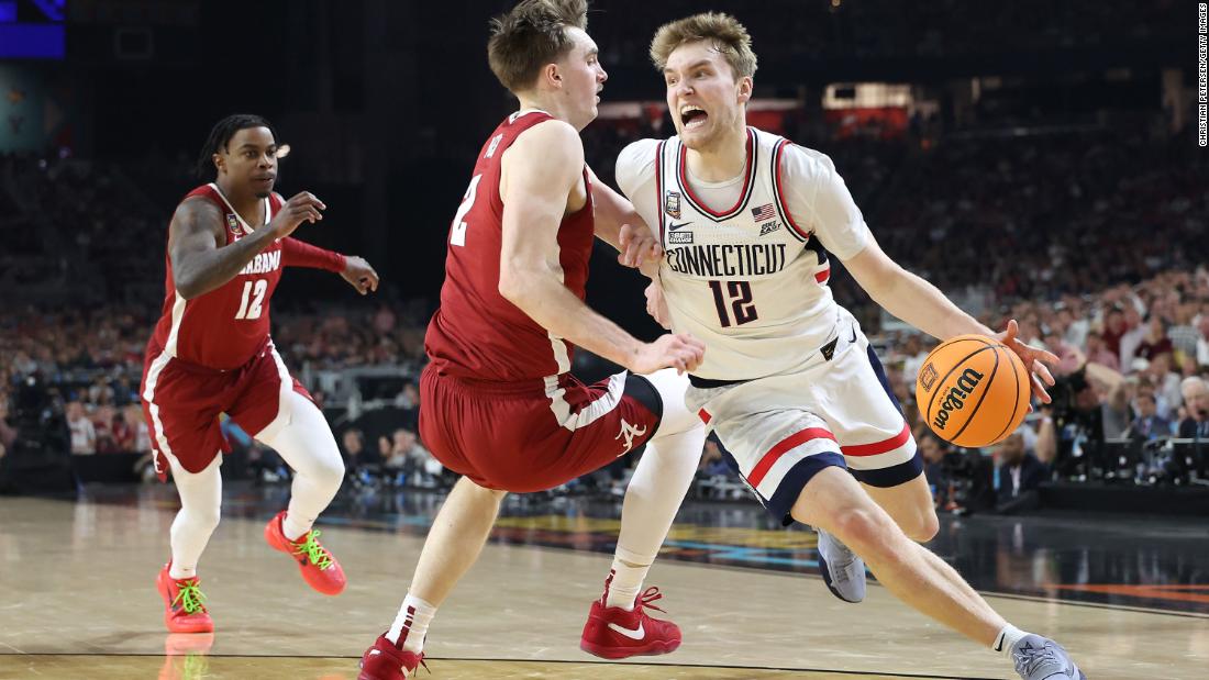 Huskies guard Cam Spencer dribbles the ball while being guarded by Nelson.