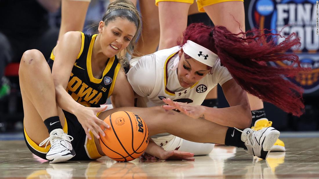 Iowa&#39;s Gabbie Marshall and Cardoso of South Carolina fight for the ball.