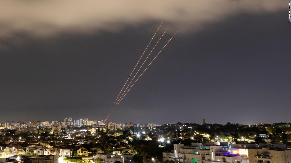 Israel fängt iranische Drohnenangriffe ab und wägt die Reaktion ab, und die Gaza-Krise geht weiter