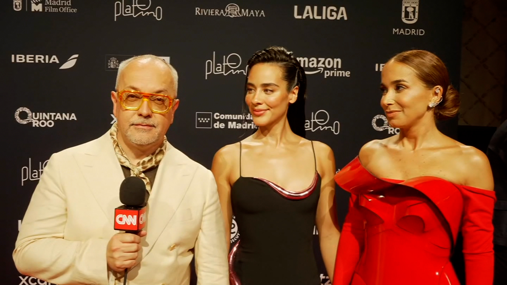 Esmeralda Pimentel y Majida Issa, conductoras de los Premios Platino,  dialogan con Juan Carlos Arciniegas