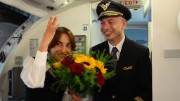 240425102109 in plane proposal 3 hp video Pilot popping the question sends flight attendant running up the aisle