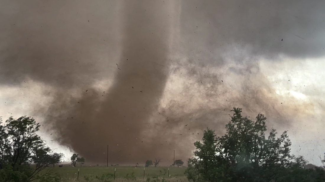 Un video muestra el paso de un potente tornado por Texas CNN Video
