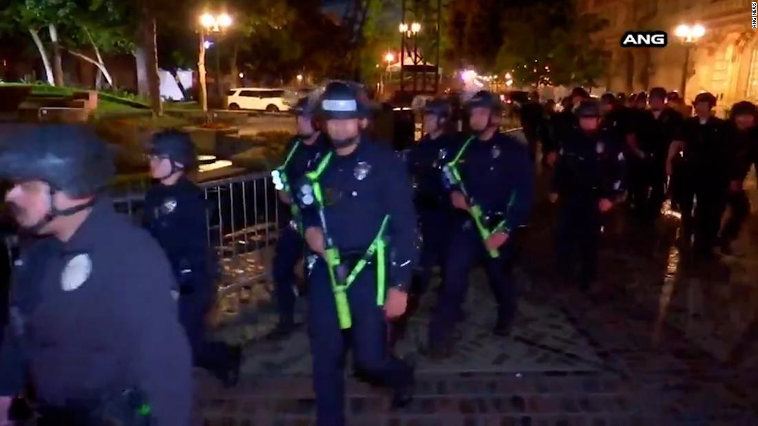 Así desalojan policías de Los Ángeles el campamento en la Universidad ...