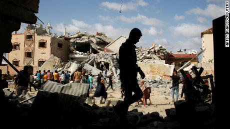 Palestinians inspect the site of an Israeli strike on a house, amid the ongoing conflict between Israel and Hamas, in Rafah, in the southern Gaza Strip May 5, 2024. REUTERS/Hatem Khaled.